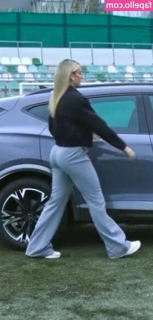 Alexia Putellas [ alexia-putellas ] - Taco Bell does it  It s the pants blowin on the first one for me