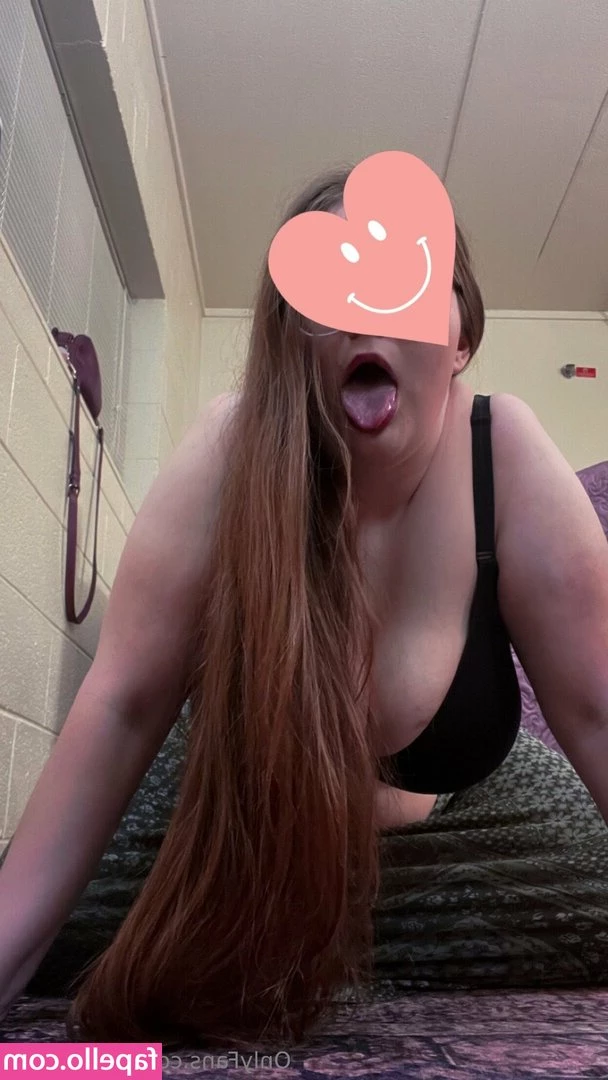 baby_katia [ baby-katia ] - I love how my clit looks when it’s in my pump. 😍