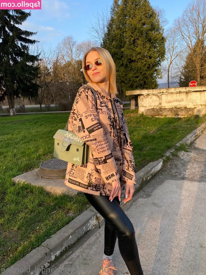 angel_blondee [ angel-blondee ] - Got some cute panties the other day, so here's some bulgy pics owo