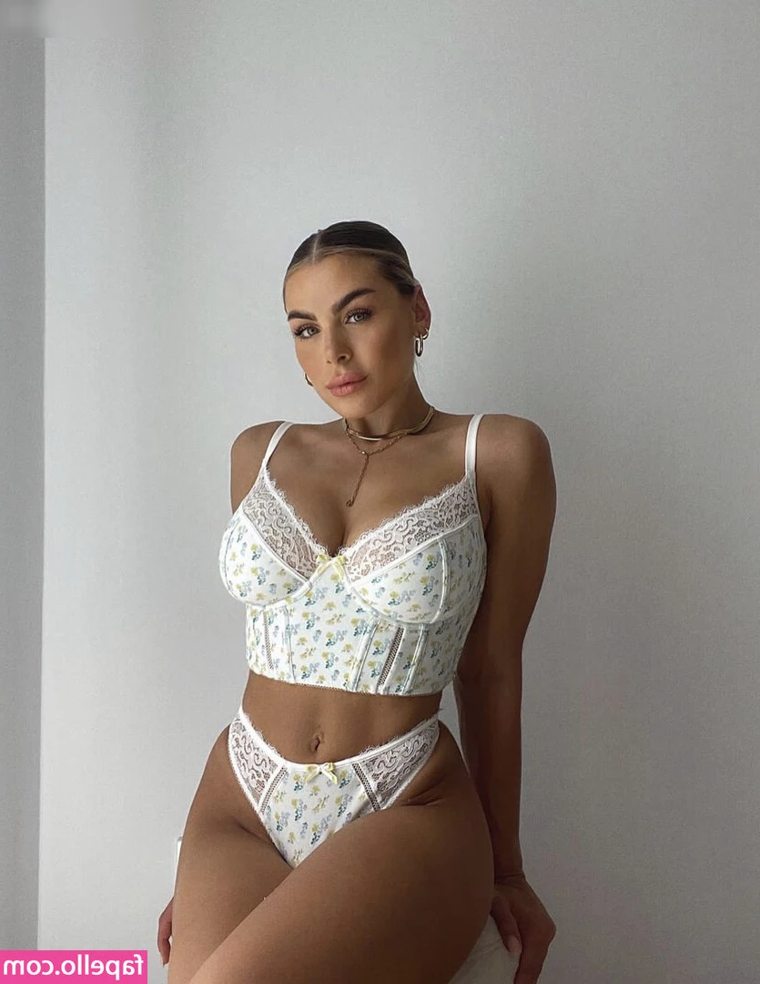 Lenaknk - LIKE This picture if you want me to send you my Phone Number 🥰