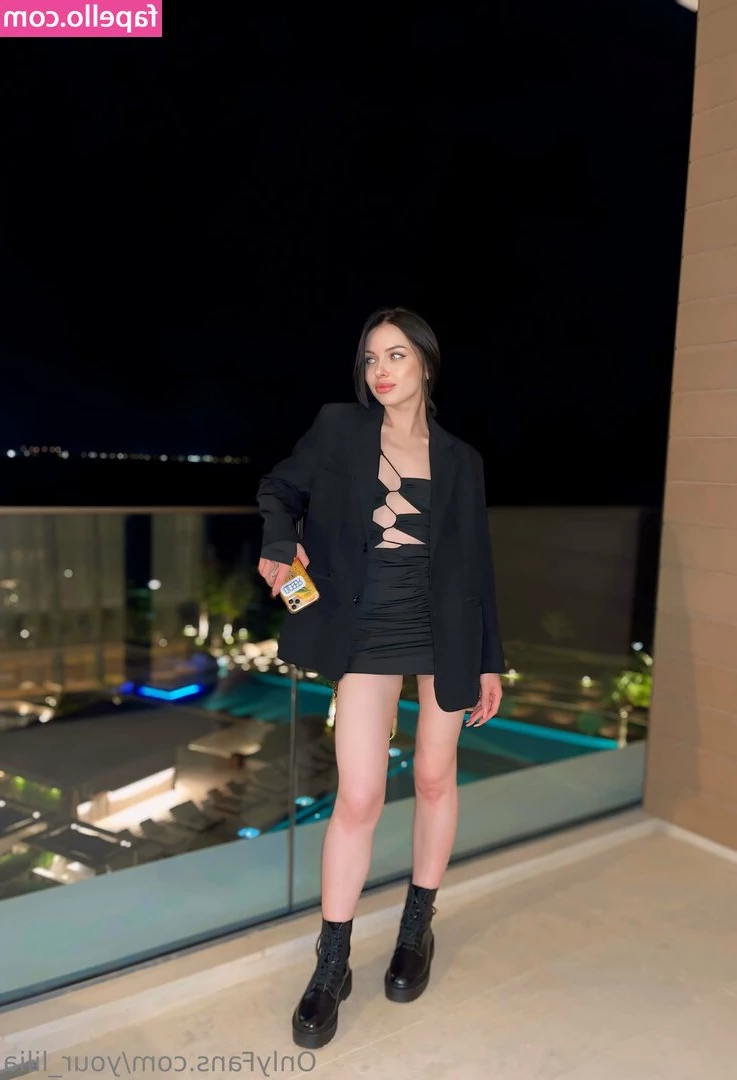 your_lilia [ your-lilia ] - Just posted this clip 😜 if you like dirty feet / crushing /