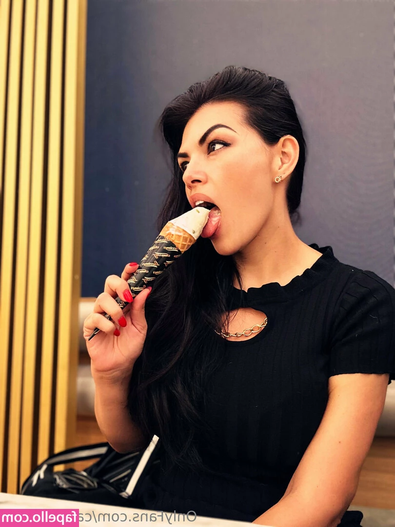 carlaconnorr - Let’s celebrate today nudity day 😜👸🏻💋