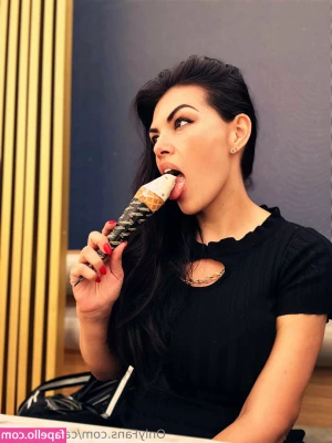 carlaconnorr - Let’s celebrate today nudity day 😜👸🏻💋