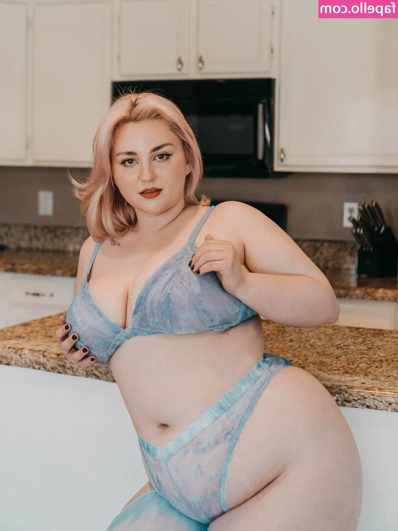 YourLocalPlantSlut - Tanning my tits 😍