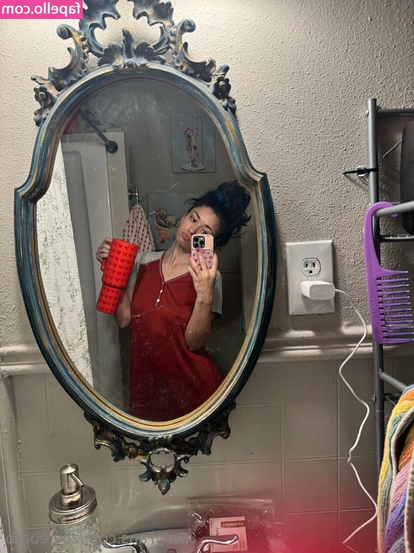 zoe.ebarb [ zoe-ebarb ] - Im getting horny walking around the house😜😘💦