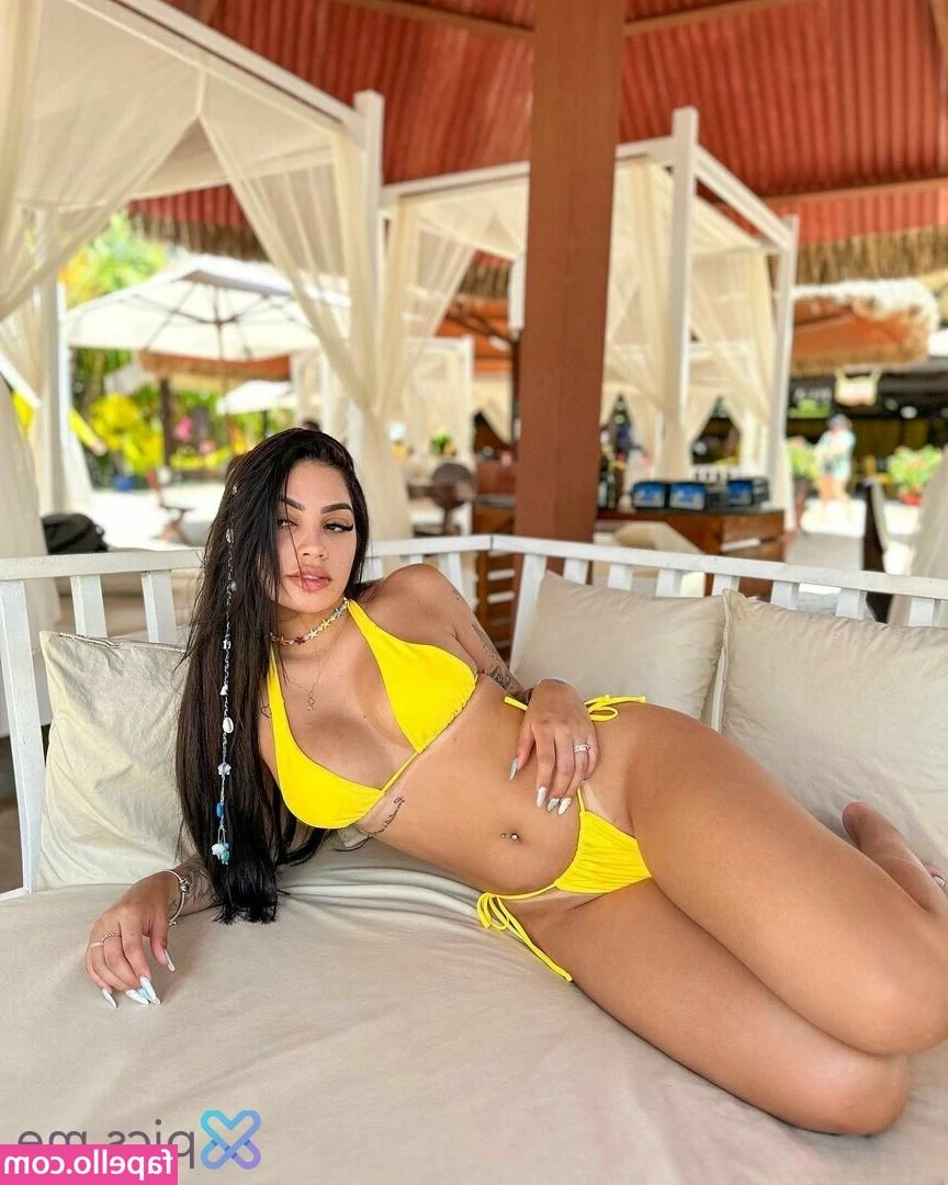 Mc Henny [ mc-henny-1 ] - Would you hump me