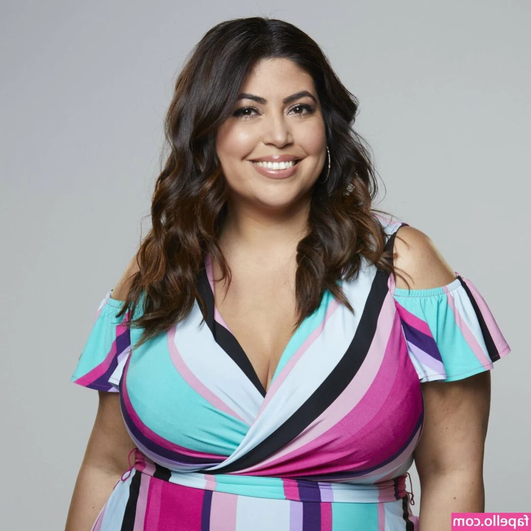 Jessica Milagros [ jessica-milagros ] - Who Would Dare To Sniff Me In Public