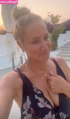 Janine Kunze [ janine-kunze ] - Who wants to bend me over and rip off my fishnets