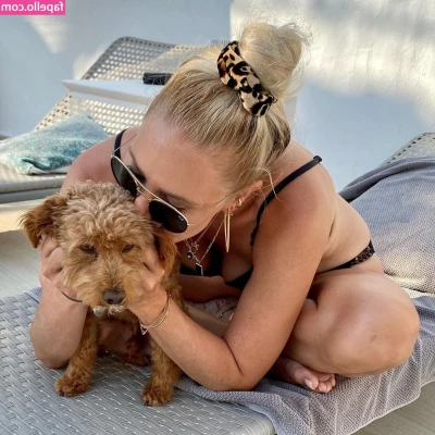 Janine Kunze [ janine-kunze ] - Lookin' like a god damn snack today. Excited for new content coming