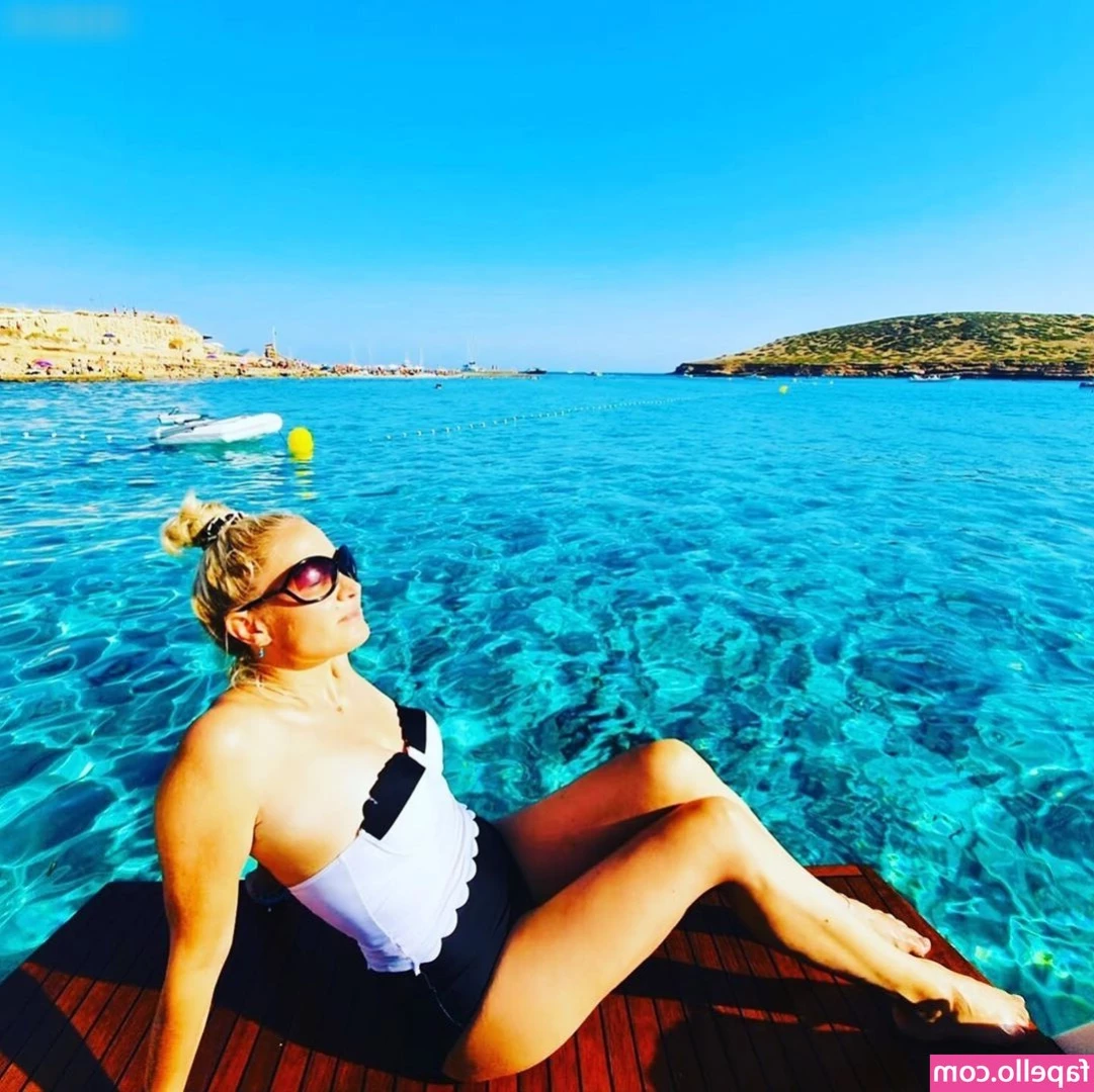 Janine Kunze [ janine-kunze ] - Say Hello to my creamy pussy