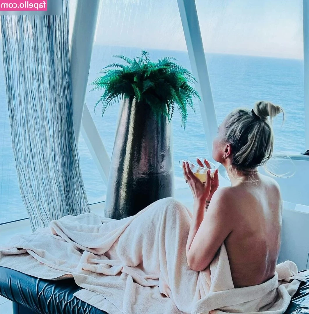 Janine Kunze [ janine-kunze ] - 🚨👀Being a naughty Flasher out in public..Come get a taste