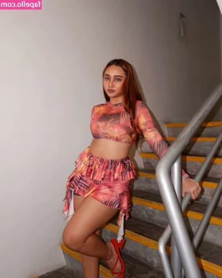 Kyrah Umadhay [ kyrah-umadhay ] - Olha o que eu tenho aqui embaixo    Look what I have down here