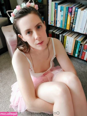 ellynaomifree - I just love the way latex looks and feels on My body  hugging and