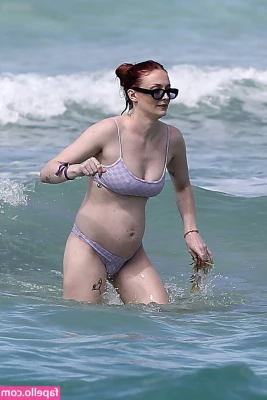 Sophie Turner [ sophie-turner-1 ] - The dick vs The face