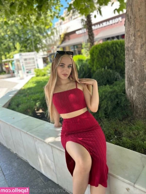 luna_loom [ luna-loom ] - Feeling Horny tell me how you would fuck me in this position😜 ?