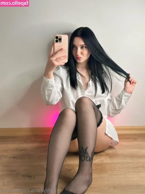 tinylia - Hump day is my favorite! 🍑