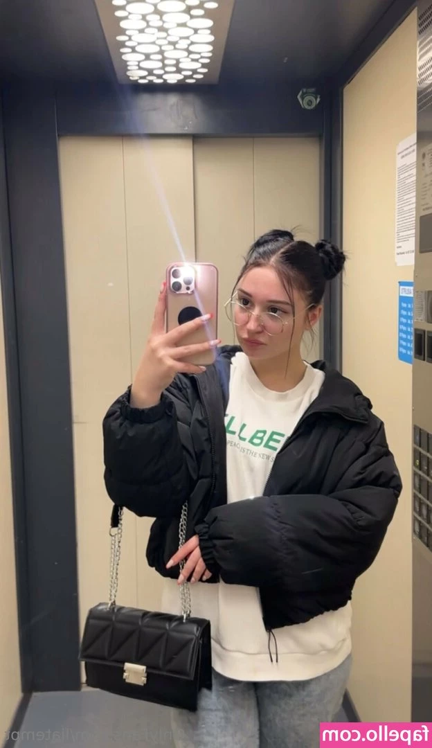 tinylia - Booty vids in your DMs