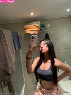 arianaparker - Hope everyone is having a happy Friday