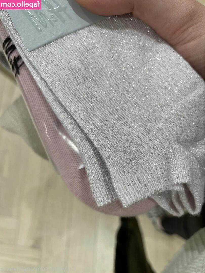 angielynxxx - The look of  please help me  I m super sun burnt