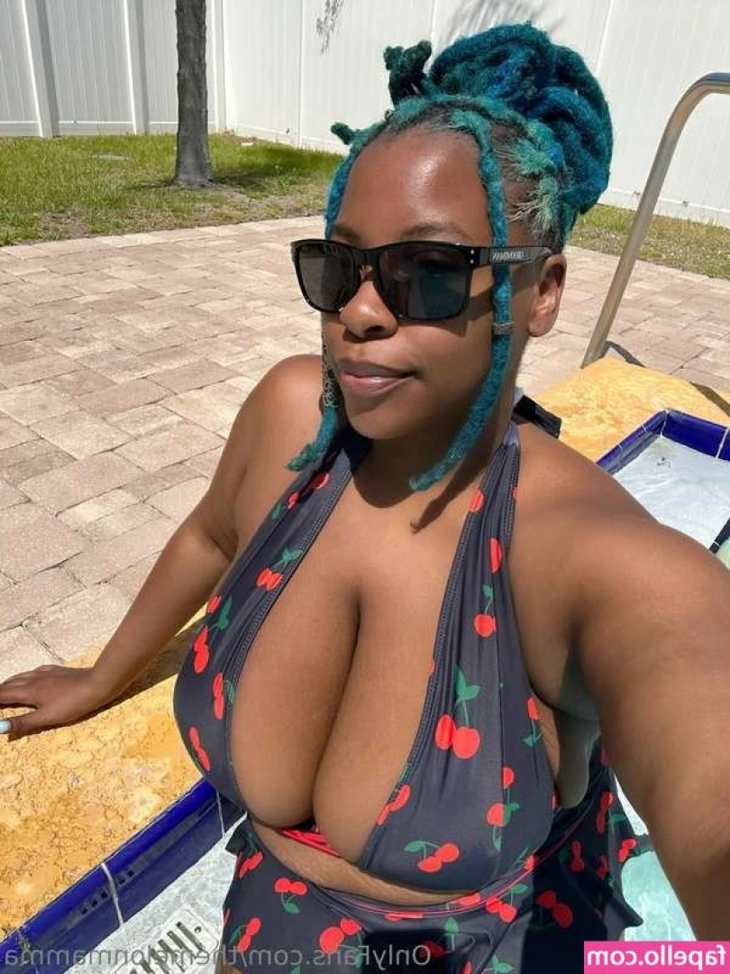 MzMamma Melons [ mzmamma-melons ] - Just some shower play with a toy