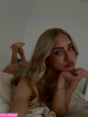 Blondata_gata [ blondata-gata ] - boutta crank 90s with this dick