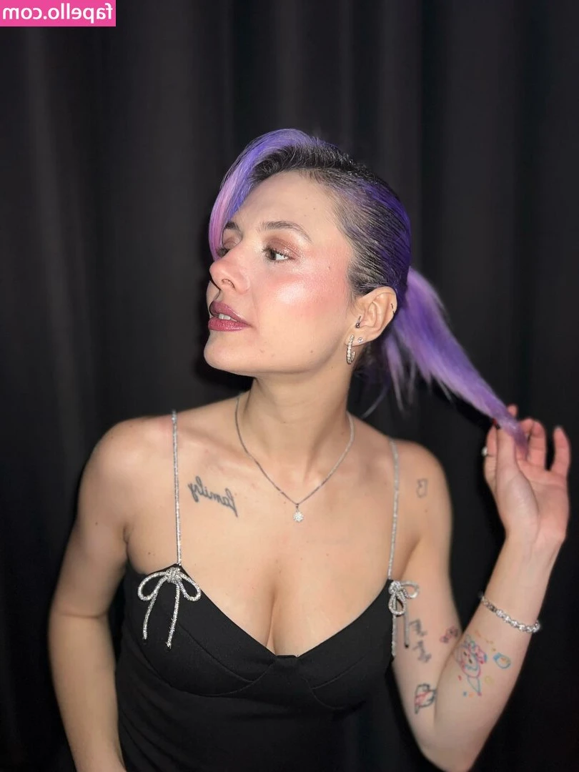 Zelal Işıl Özdemir [ zelal-il-zdemir ] - Thick thighs Thursday     25 video sexting offered all day today     