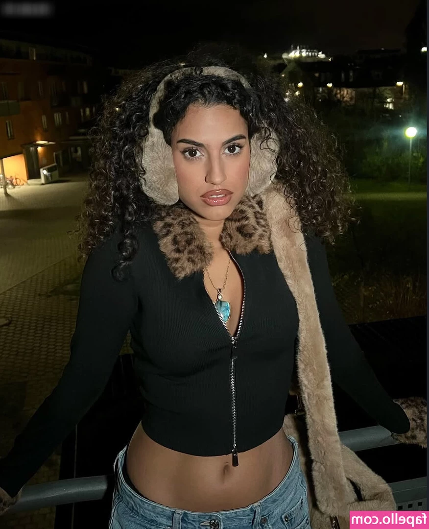 Rua - Bury your face in my soles like a good bitch