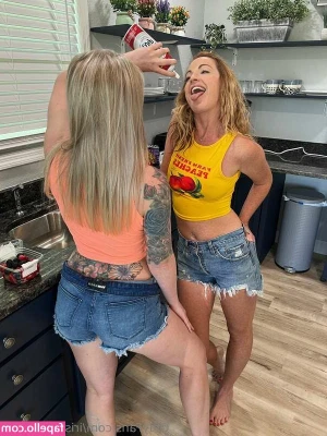 Lisa Evans [ lisa-evans ] - Loving life with pink hair