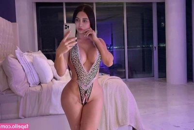 Joselyn Cano [ joselyn-cano ] - Cocktails poolside