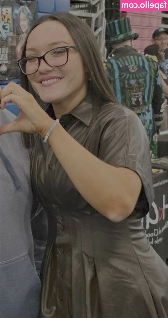 Izzy Moreno / ItsIzzyMania [ izzy-moreno-itsizzymania ] - I'm here waiting for you on my bed 😏would you please join me?😈