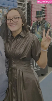 Izzy Moreno / ItsIzzyMania [ izzy-moreno-itsizzymania ] - Write one thing you are looking forward too  this weekend  x