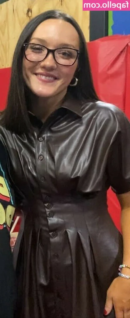 Izzy Moreno / ItsIzzyMania [ izzy-moreno-itsizzymania ] - Wanna watch me shake it