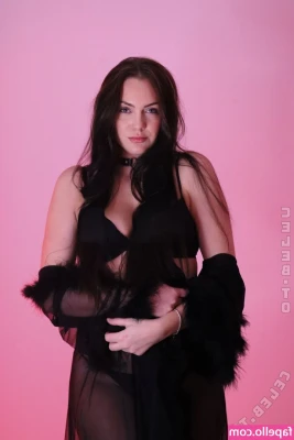 misslou_isa [ misslou-isa ] - Ignore my messy bathroom and tell me I’m pretty 🥹