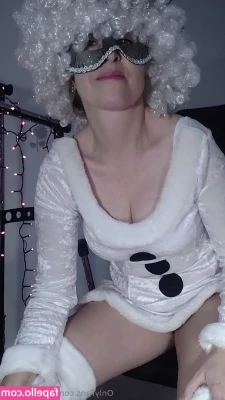 u470082529 - I keep undressing?
