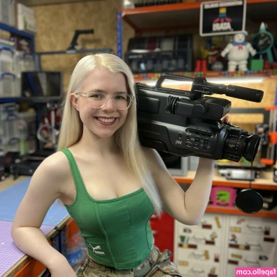 Kari Lawler [ kari-lawler ] - It s not gonna suck itself