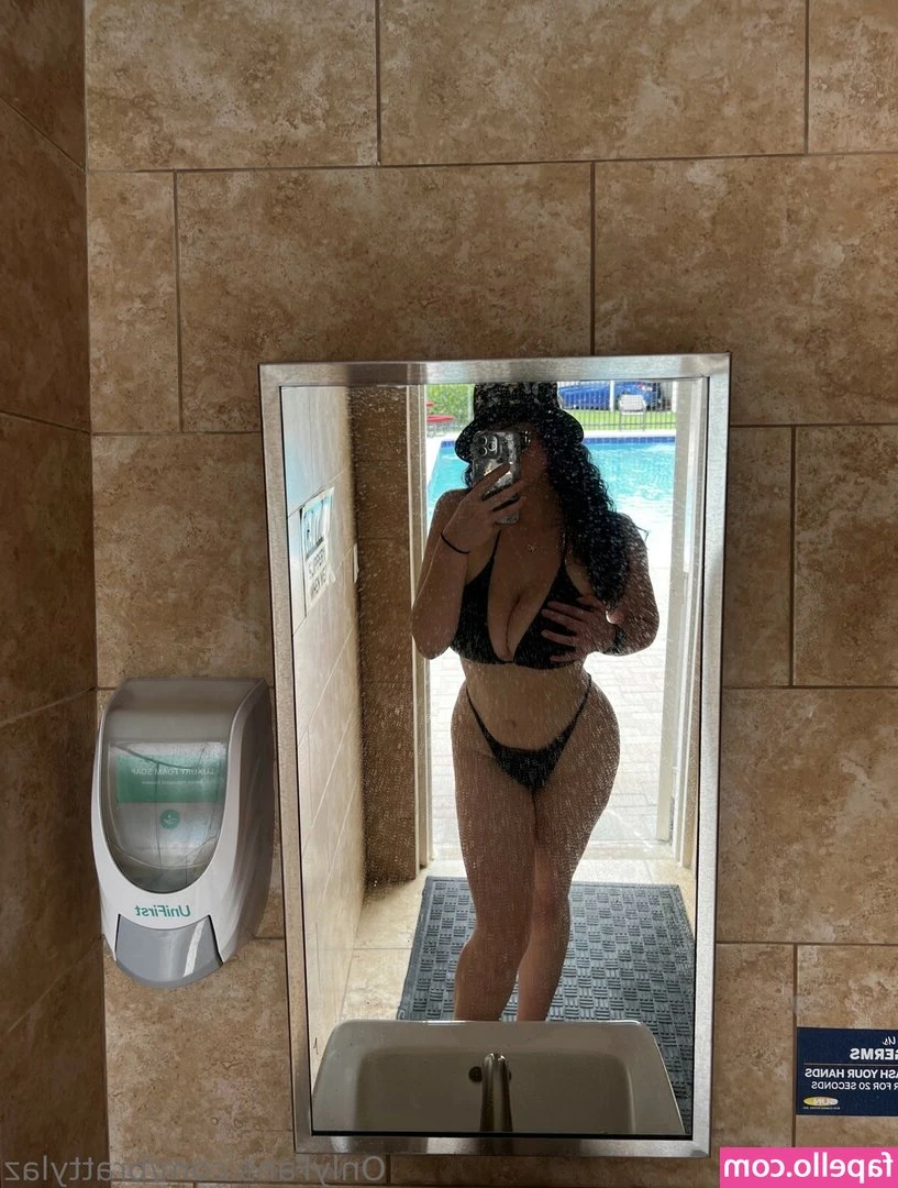 brattylaz - Vacation belly