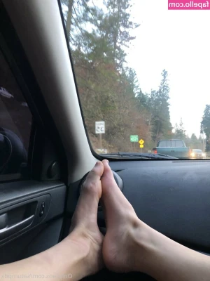 phantompixie - I never say no to a banana 😈🍌