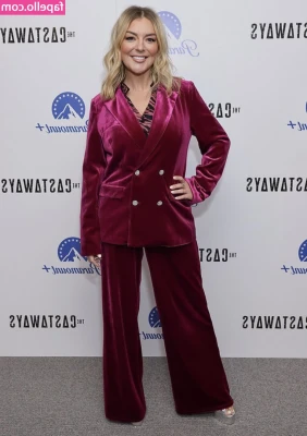 Sheridan Smith [ sheridan-smith ] - Scratching my favorite work out pants 💙 Follow me on IG & Sub