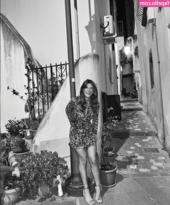 Laura Di Russo [ laura-di-russo ] - Just felt like showing my ass today 🤷🍑 that 🐈 playing peek a