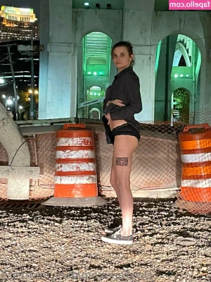 dark_mistress5 [ dark-mistress5 ] - An empty gym calls for selfies