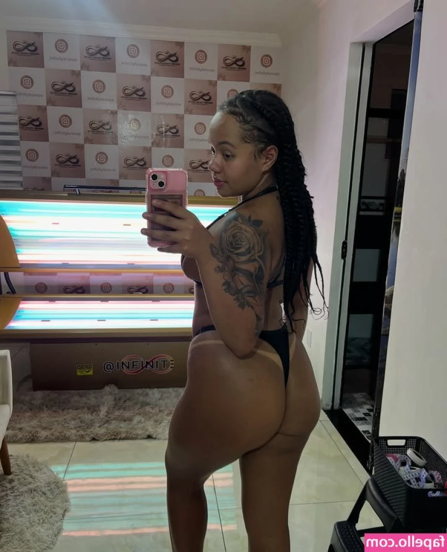 Pretinhaaa_00 [ pretinhaaa-00 ] - What catches your eye first