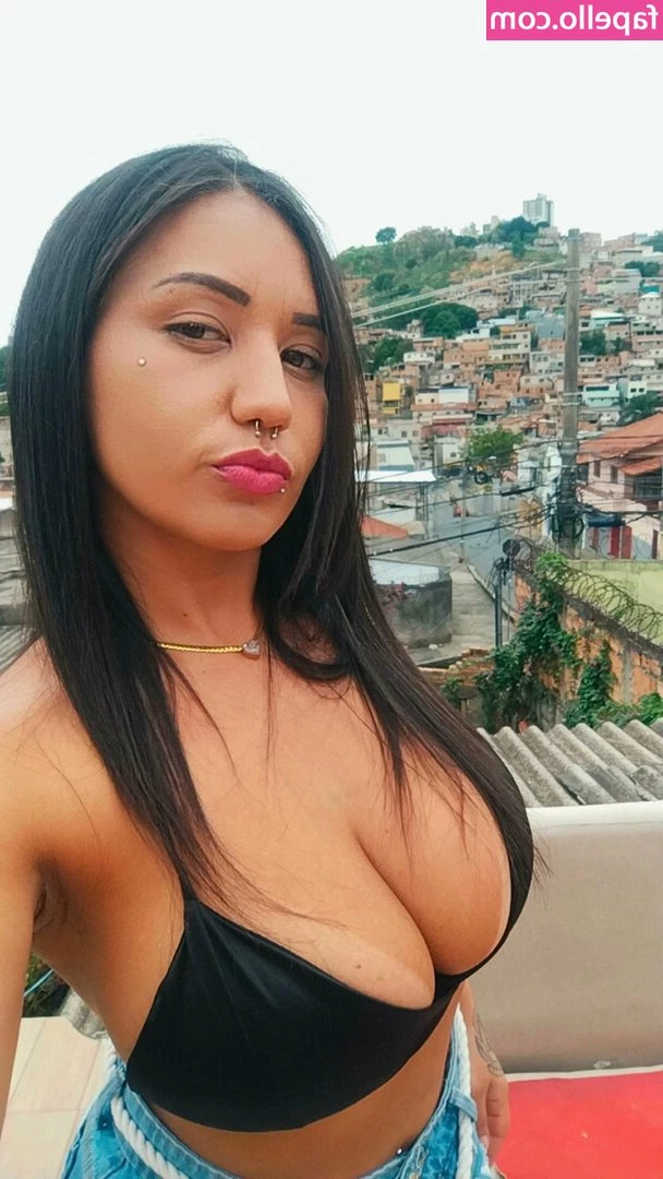 Ayalla Thaynara [ ayalla-thaynara ] - Golden hour sesh at the sunset spot has me like🌞👀🌬