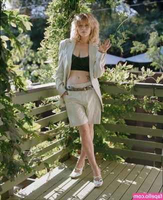 Sarah Jones [ sarah-jones ] - Suckable