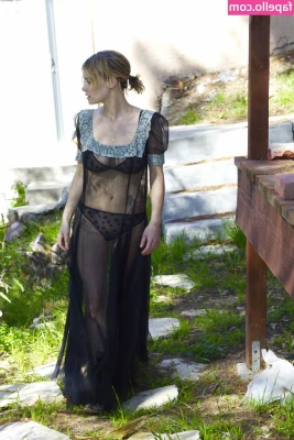 Sarah Jones [ sarah-jones ] - Bottomless pics for your pleasure