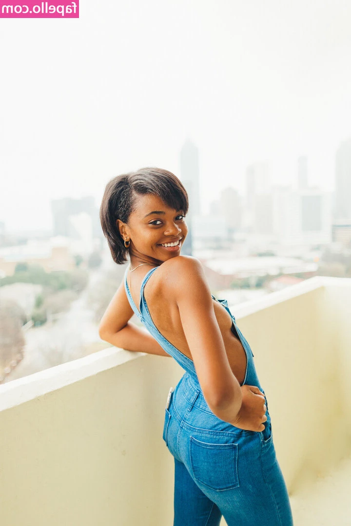 Cierra Vegas [ cierra-vegas-1 ] - Do you like me with long hair?