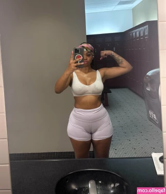 Cierra Vegas [ cierra-vegas-1 ] - Do you want to see me shake my butt  a big butt  imagine it on top of