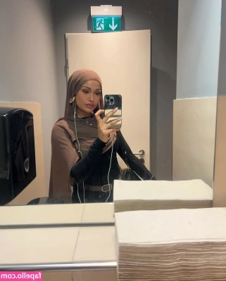 thaslimaakkas - What's better than one angle of my ass? TWO angles. Mirror fun