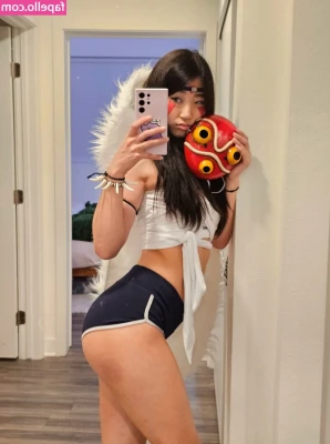 Emma Meili [ emma-meili-90 ] - Do I has to wear pants? Or can I just do dis??