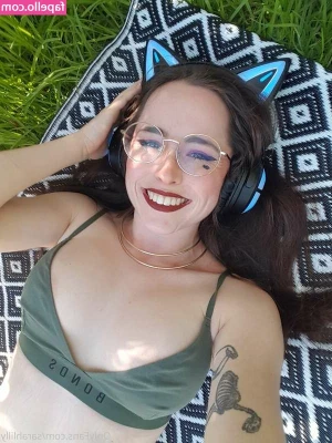 Sarah Lilly [ sarah-lilly ] - Like a man in uniform