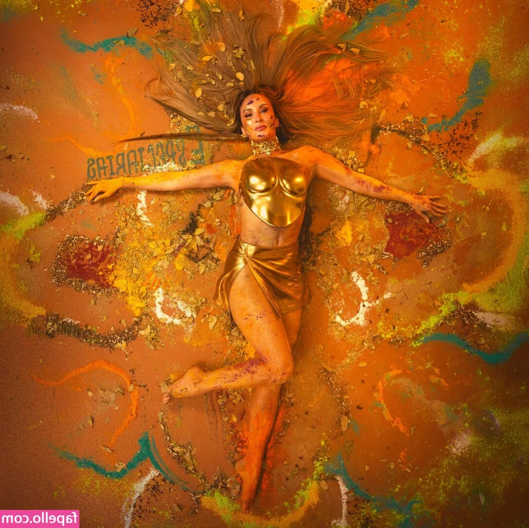 Claudia Leitte [ claudia-leitte ] - What is the sexiest use of Christmas lights